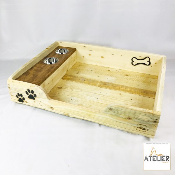 Panier à chien en bois de palette recyclé avec écuelle intégrée et pochoir décoratif.